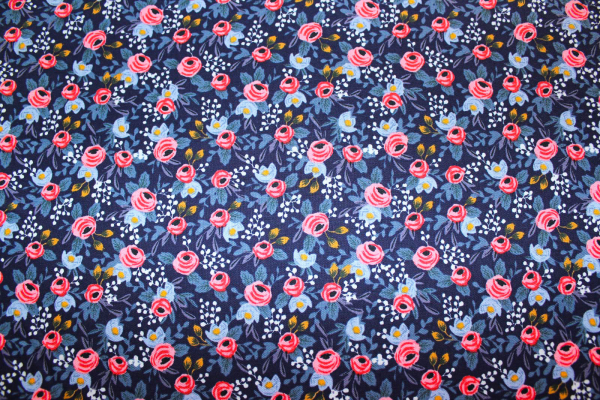 Designerbaumwollstoff Röschen dunkelblau (10 cm)